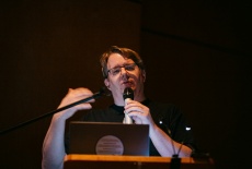 12. Drehbuchautor Daniel Bickermann erklaerte bei seinem Vortrag die Wechselwirkungen und Analyseprinzipien von Filmmontage und Videoessay-Montage