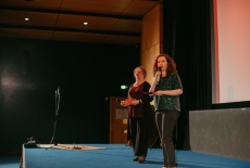 5. Jenny Krueger und Kyra Scheurer begruessen das Publikum